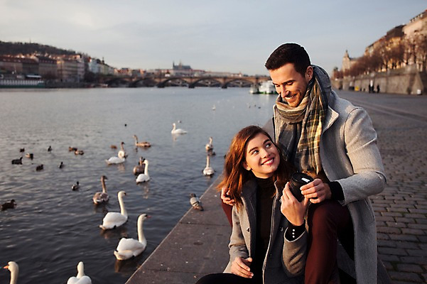 포토 JPG 주간 서양인 외국인 커플 응시 여자 남자 호수 겨울 벤치 데이트 여러마리 미소 들기 사람 앉기 상반신 20대 성인 야외 두명 일상 옆모습 백조 체코 백허그 텀블러 성인만 국내포토 자연요소 시선 계절 유럽 뷰포인트 다수 의자 관계 모션 포옹 조류 표정 인종 청년 라이프 컵 파일형식