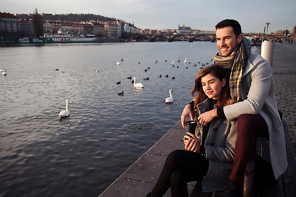 포토 JPG 주간 서양인 외국인 커플 응시 여자 남자 호수 겨울 벤치 데이트 여러마리 휴식 미소 들기 사람 앉기 상반신 20대 성인 야외 두명 일상 옆모습 구경 백조 체코 백허그 텀블러 성인만 국내포토 자연요소 시선 계절 유럽 뷰포인트 다수 컨셉 의자 관계 모션 포옹 조류 표정 인종 청년 라이프 컵 파일형식