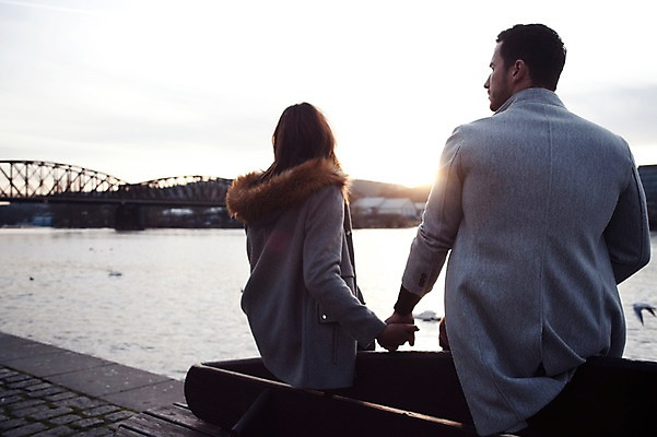 포토 JPG 서양인 외국인 커플 응시 여자 남자 호수 데이트 휴식 사람 앉기 상반신 20대 성인 야외 두명 일상 뒷모습 노을 손잡기 구경 체코 성인만 국내포토 자연요소 시선 유럽 뷰포인트 컨셉 관계 모션 인종 청년 라이프 파일형식