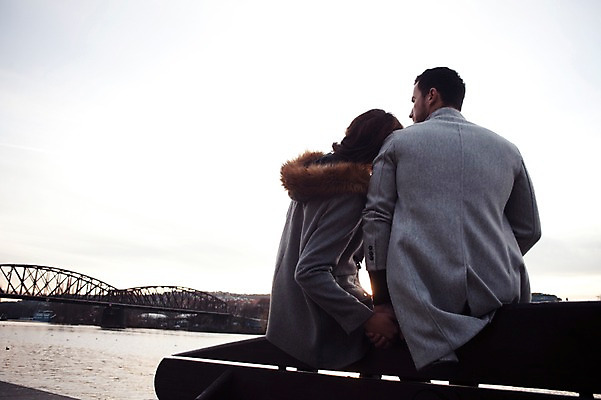 포토 JPG 주간 서양인 외국인 커플 응시 여자 남자 호수 겨울 데이트 휴식 사람 앉기 상반신 20대 성인 야외 두명 일상 뒷모습 노을 손잡기 구경 체코 가교 성인만 국내포토 자연요소 건축물 시선 계절 유럽 뷰포인트 컨셉 관계 모션 인종 청년 라이프 파일형식