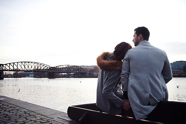 포토 JPG 주간 서양인 외국인 커플 응시 여자 남자 호수 겨울 데이트 휴식 사람 앉기 상반신 20대 성인 야외 두명 일상 뒷모습 손잡기 기댐 구경 체코 가교 성인만 국내포토 자연요소 건축물 시선 계절 유럽 뷰포인트 컨셉 관계 모션 인종 청년 라이프 파일형식