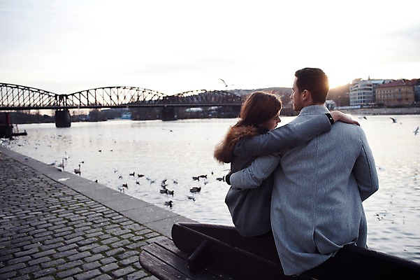 포토 JPG 주간 서양인 외국인 커플 응시 여자 남자 호수 겨울 벤치 데이트 어깨동무 휴식 사람 앉기 상반신 20대 성인 야외 두명 일상 뒷모습 기댐 구경 체코 가교 성인만 국내포토 자연요소 건축물 시선 계절 유럽 뷰포인트 포즈 컨셉 의자 관계 모션 인종 청년 라이프 파일형식