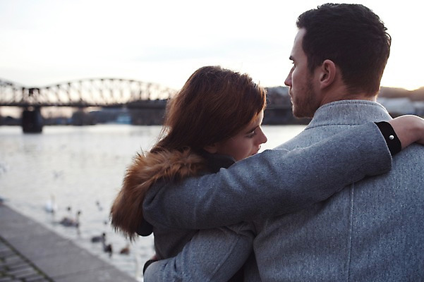 포토 JPG 주간 서양인 외국인 커플 응시 여자 남자 호수 겨울 데이트 어깨동무 휴식 사람 앉기 근접촬영 상반신 20대 성인 야외 두명 일상 뒷모습 기댐 체코 가교 성인만 국내포토 자연요소 건축물 시선 계절 유럽 뷰포인트 포즈 컨셉 관계 모션 인종 청년 라이프 파일형식