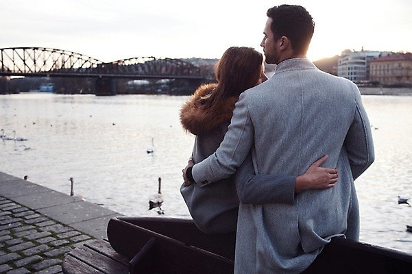 포토 JPG 주간 서양인 외국인 커플 응시 여자 남자 호수 겨울 벤치 데이트 안기 휴식 사람 앉기 상반신 20대 성인 야외 두명 일상 뒷모습 기댐 체코 가교 성인만 국내포토 자연요소 건축물 시선 계절 유럽 뷰포인트 컨셉 의자 관계 모션 인종 청년 라이프 파일형식