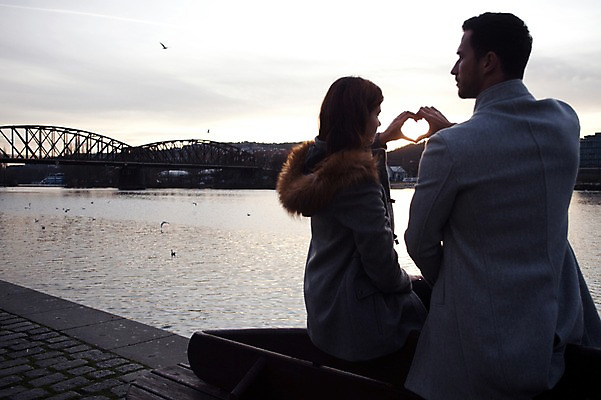 포토 JPG 주간 서양인 외국인 커플 응시 여자 남자 호수 겨울 데이트 사람 앉기 상반신 20대 성인 야외 두명 일상 뒷모습 체코 손하트 가교 성인만 국내포토 자연요소 건축물 시선 계절 유럽 뷰포인트 관계 모션 인종 손짓 청년 라이프 파일형식