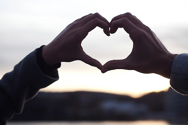 포토 JPG 서양인 외국인 커플 여자 남자 데이트 사랑 사람 근접촬영 20대 성인 야외 두명 일상 신체부위 노을 양손 야간 체코 손하트 성인만 국내포토 자연요소 손 감정 유럽 뷰포인트 관계 인종 손짓 청년 라이프 파일형식