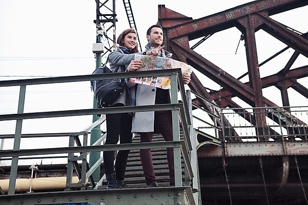 포토 JPG 주간 전신 서양인 외국인 커플 응시 여자 남자 로우앵글 지도 겨울 데이트 사람 20대 성인 야외 두명 일상 앞모습 옆모습 계단 가리킴 체코 길찾기 성인만 국내포토 자연요소 시선 계절 유럽 뷰포인트 관계 인종 손짓 청년 라이프 파일형식