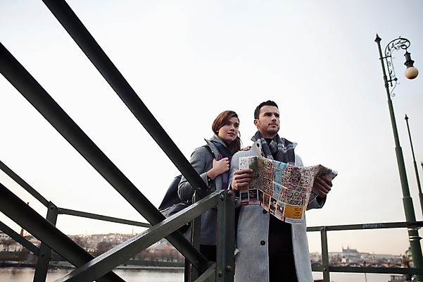 포토 JPG 주간 서양인 외국인 커플 응시 여자 남자 로우앵글 지도 겨울 가로등 데이트 서기 들기 사람 상반신 20대 성인 야외 두명 일상 앞모습 계단 체코 길찾기 성인만 국내포토 자연요소 시선 계절 공공시설 유럽 뷰포인트 관계 모션 인종 청년 라이프 파일형식