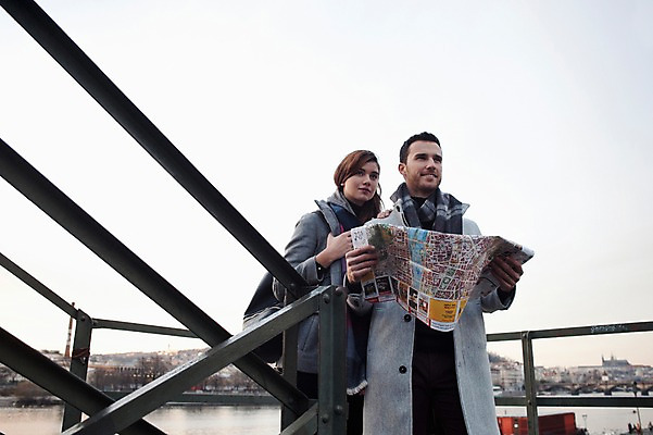 포토 JPG 주간 서양인 외국인 커플 응시 여자 남자 로우앵글 지도 겨울 데이트 들기 사람 상반신 20대 성인 야외 두명 일상 앞모습 계단 체코 길찾기 성인만 국내포토 자연요소 시선 계절 유럽 뷰포인트 관계 모션 인종 청년 라이프 파일형식