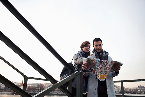 포토 JPG 주간 서양인 외국인 커플 응시 여자 남자 로우앵글 지도 겨울 데이트 들기 사람 상반신 20대 성인 야외 두명 일상 앞모습 계단 체코 길찾기 성인만 국내포토 자연요소 시선 계절 유럽 뷰포인트 관계 모션 인종 청년 라이프 파일형식