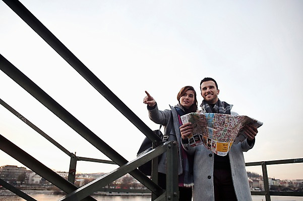 포토 JPG 주간 서양인 외국인 커플 응시 여자 남자 지도 겨울 데이트 미소 들기 사람 상반신 20대 성인 야외 두명 일상 앞모습 계단 가리킴 체코 성인만 국내포토 자연요소 시선 계절 유럽 뷰포인트 관계 모션 표정 인종 손짓 청년 라이프 파일형식