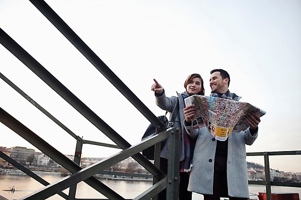 포토 JPG 주간 서양인 외국인 커플 응시 여자 남자 로우앵글 지도 겨울 데이트 미소 들기 사람 상반신 20대 성인 야외 두명 일상 앞모습 계단 가리킴 체코 길찾기 성인만 국내포토 자연요소 시선 계절 유럽 뷰포인트 관계 모션 표정 인종 손짓 청년 라이프 파일형식