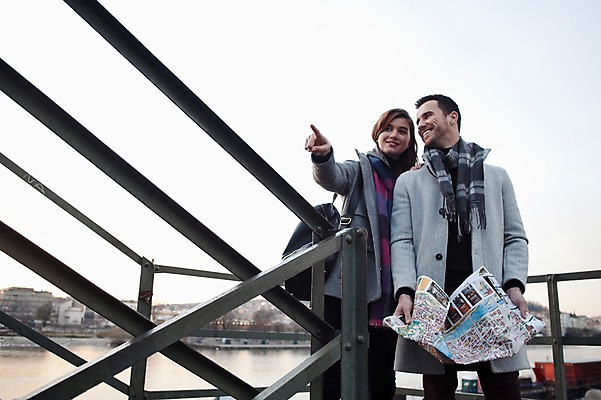 포토 JPG 주간 서양인 외국인 커플 응시 여자 남자 로우앵글 지도 겨울 데이트 미소 들기 사람 상반신 20대 성인 야외 두명 일상 앞모습 계단 가리킴 체코 길찾기 성인만 국내포토 자연요소 시선 계절 유럽 뷰포인트 관계 모션 표정 인종 손짓 청년 라이프 파일형식