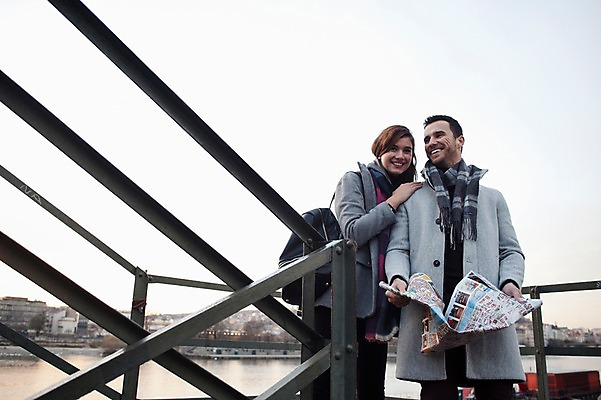 포토 JPG 주간 서양인 외국인 커플 응시 여자 남자 로우앵글 지도 겨울 데이트 미소 들기 사람 상반신 20대 성인 야외 두명 일상 앞모습 체코 길찾기 성인만 어깨에손 국내포토 자연요소 시선 계절 유럽 뷰포인트 관계 모션 표정 인종 청년 라이프 파일형식