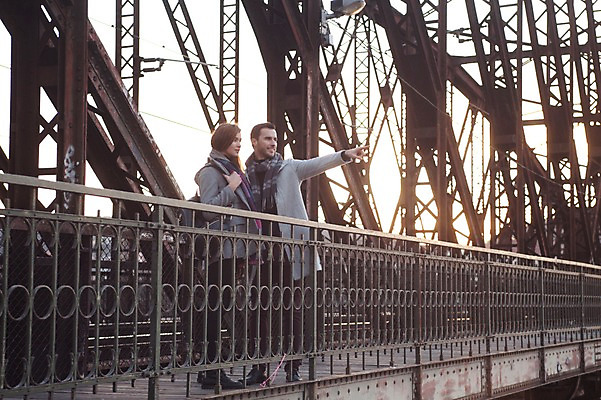 포토 JPG 주간 전신 서양인 외국인 커플 응시 여자 남자 겨울 데이트 난간 서기 사람 손짓 20대 성인 야외 두명 일상 앞모습 옆모습 가리킴 체코 가교 성인만 국내포토 자연요소 건축물 시선 계절 유럽 뷰포인트 관계 모션 인종 청년 라이프 파일형식