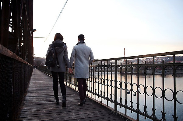 포토 JPG 주간 전신 서양인 외국인 커플 여자 남자 호수 겨울 데이트 난간 사람 20대 성인 야외 두명 일상 뒷모습 걷기 손잡기 체코 성인만 국내포토 자연요소 계절 유럽 뷰포인트 관계 모션 인종 청년 라이프 파일형식