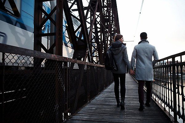 포토 JPG 주간 전신 서양인 외국인 커플 응시 여자 남자 겨울 데이트 난간 사람 20대 성인 야외 두명 일상 뒷모습 걷기 손잡기 기차 체코 성인만 국내포토 자연요소 시선 계절 유럽 육상교통 뷰포인트 관계 모션 대중교통 인종 청년 라이프 파일형식