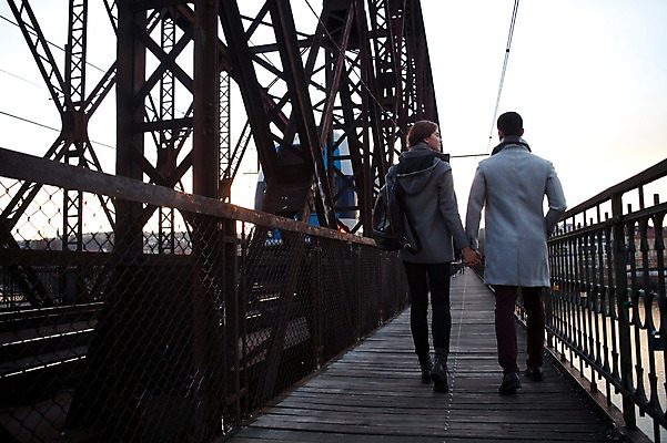 포토 JPG 주간 전신 서양인 외국인 커플 응시 여자 남자 겨울 데이트 난간 사람 20대 성인 야외 두명 일상 뒷모습 걷기 손잡기 기찻길 기차 체코 성인만 국내포토 자연요소 시선 계절 유럽 육상교통 뷰포인트 관계 모션 대중교통 인종 청년 라이프 파일형식