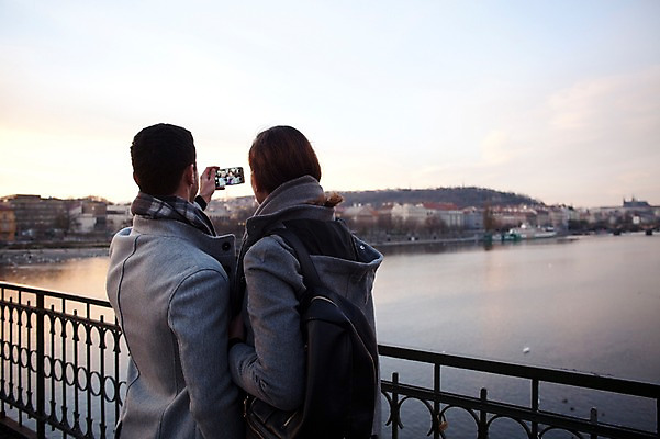 포토 JPG 주간 서양인 외국인 커플 응시 여자 남자 호수 겨울 데이트 난간 사람 상반신 20대 성인 야외 두명 일상 옆모습 뒷모습 스마트폰 추억 셀프카메라 체코 성인만 국내포토 자연요소 시선 계절 유럽 뷰포인트 컨셉 관계 인종 청년 라이프 핸드폰 스마트기기 사진촬영 파일형식