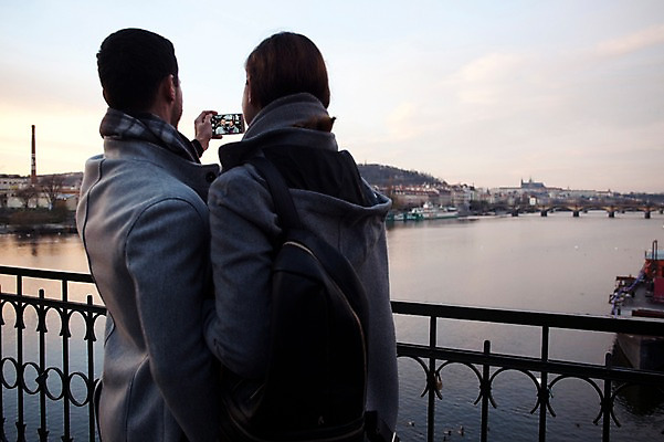 포토 JPG 주간 서양인 외국인 커플 응시 여자 남자 호수 겨울 데이트 난간 사람 상반신 20대 성인 야외 두명 일상 뒷모습 스마트폰 셀프카메라 체코 성인만 국내포토 자연요소 시선 계절 유럽 뷰포인트 관계 인종 청년 라이프 핸드폰 스마트기기 사진촬영 파일형식