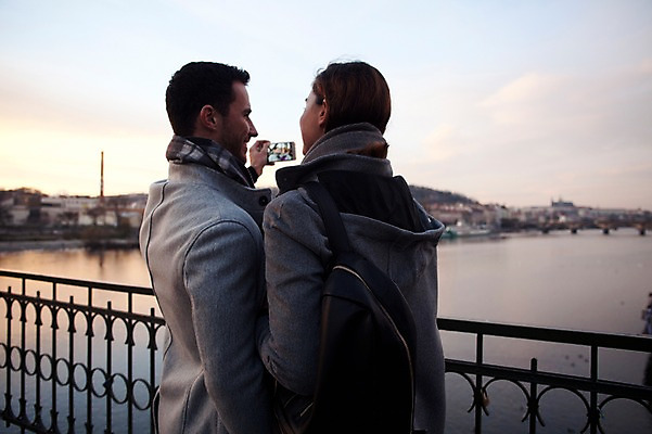 포토 JPG 주간 서양인 외국인 커플 응시 여자 남자 호수 겨울 데이트 난간 미소 사람 상반신 20대 성인 야외 두명 일상 뒷모습 스마트폰 추억 셀프카메라 체코 성인만 국내포토 자연요소 시선 계절 유럽 뷰포인트 컨셉 관계 표정 인종 청년 라이프 핸드폰 스마트기기 사진촬영 파일형식