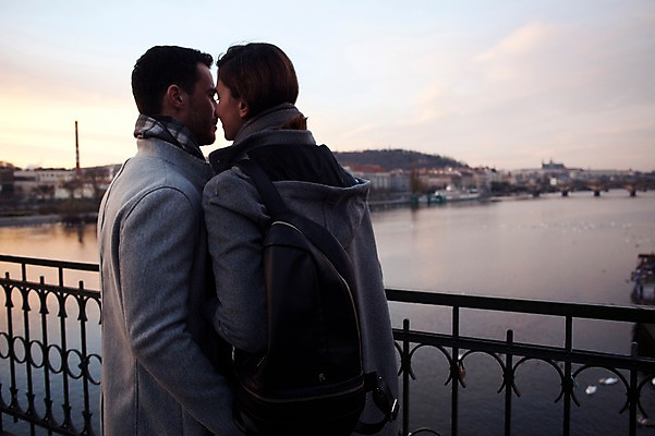 포토 JPG 주간 서양인 외국인 커플 여자 남자 호수 겨울 데이트 난간 사람 상반신 20대 성인 야외 두명 일상 뒷모습 노을 귓속말 체코 성인만 국내포토 자연요소 계절 유럽 뷰포인트 관계 인종 청년 라이프 파일형식