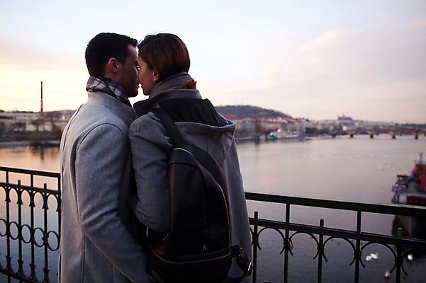 포토 JPG 주간 서양인 외국인 커플 여자 남자 호수 겨울 데이트 난간 서기 사람 상반신 20대 성인 야외 두명 일상 뒷모습 귓속말 체코 성인만 국내포토 자연요소 계절 유럽 뷰포인트 관계 모션 인종 청년 라이프 파일형식