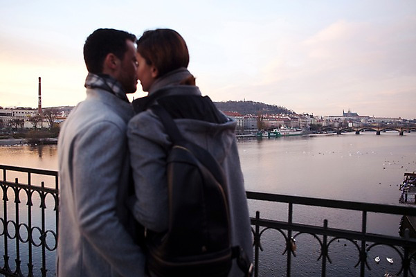 포토 JPG 주간 서양인 외국인 커플 여자 남자 호수 겨울 데이트 난간 서기 사람 상반신 20대 성인 야외 두명 일상 뒷모습 귓속말 체코 성인만 국내포토 자연요소 계절 유럽 뷰포인트 관계 모션 인종 청년 라이프 파일형식