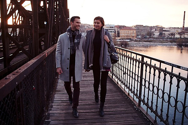 포토 JPG 주간 전신 서양인 외국인 커플 응시 여자 남자 호수 겨울 데이트 난간 미소 사람 20대 성인 야외 두명 일상 앞모습 걷기 손잡기 기찻길 체코 성인만 국내포토 자연요소 시선 계절 유럽 뷰포인트 관계 모션 표정 인종 청년 라이프 파일형식