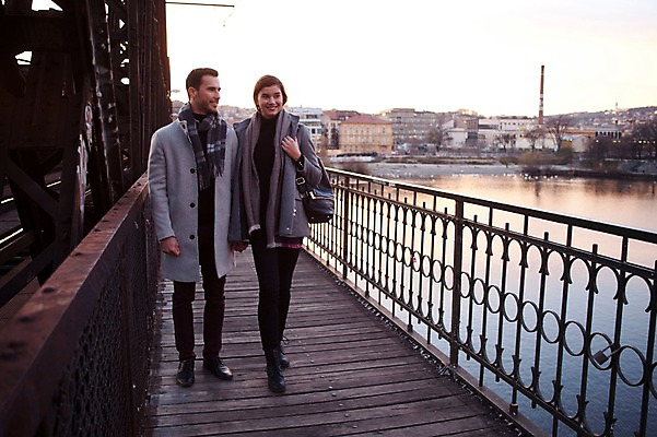 포토 JPG 주간 전신 서양인 외국인 커플 응시 여자 남자 호수 겨울 데이트 난간 미소 사람 20대 성인 야외 두명 일상 앞모습 걷기 손잡기 기찻길 체코 성인만 국내포토 자연요소 시선 계절 유럽 뷰포인트 관계 모션 표정 인종 청년 라이프 파일형식