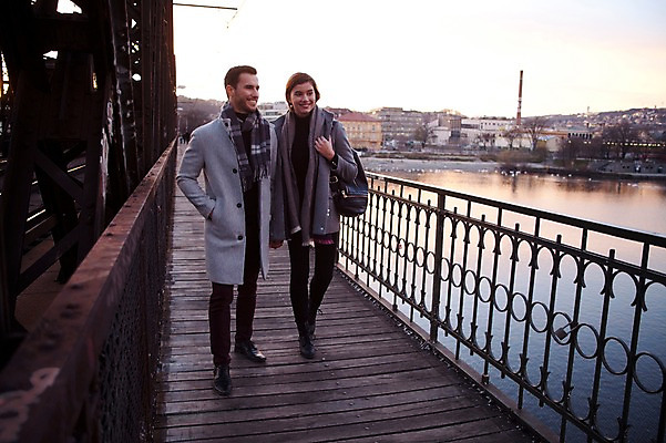 포토 JPG 주간 전신 서양인 외국인 커플 여자 남자 호수 겨울 데이트 난간 사람 20대 성인 야외 두명 일상 앞모습 걷기 손잡기 기찻길 체코 성인만 국내포토 자연요소 계절 유럽 뷰포인트 관계 모션 인종 청년 라이프 파일형식