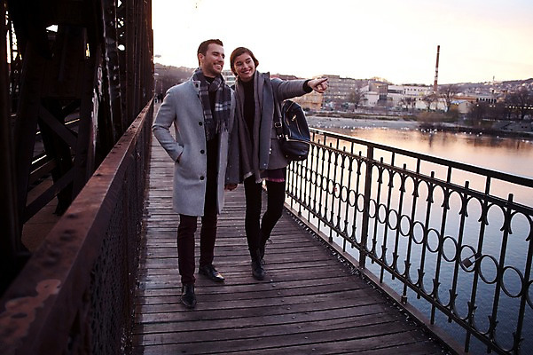 포토 JPG 주간 전신 서양인 외국인 커플 응시 여자 남자 호수 겨울 데이트 난간 서기 사람 20대 성인 야외 두명 일상 앞모습 손잡기 기찻길 가리킴 체코 성인만 국내포토 자연요소 시선 계절 유럽 뷰포인트 관계 모션 인종 손짓 청년 라이프 파일형식