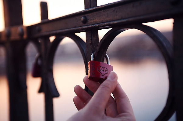 포토 JPG 주간 서양인 외국인 손 커플 여자 데이트 난간 자물쇠 한명 근접촬영 20대 성인 야외 일상 신체부위 잡기 체코 성인여자한명만 국내포토 자연요소 1 유럽 뷰포인트 관계 모션 사람 인종 청년 라이프 여자한명만 성인여자만 파일형식