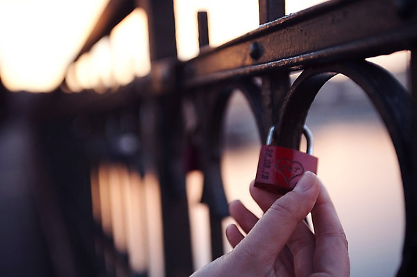 포토 JPG 주간 서양인 외국인 손 커플 여자 데이트 난간 자물쇠 한명 근접촬영 20대 성인 야외 일상 신체부위 잡기 체코 성인여자한명만 국내포토 자연요소 1 유럽 뷰포인트 관계 모션 사람 인종 청년 라이프 여자한명만 성인여자만 파일형식