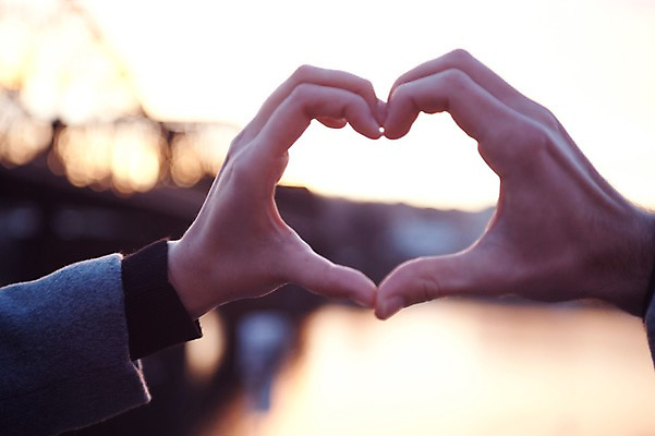 포토 JPG 주간 서양인 외국인 커플 여자 남자 데이트 사랑 사람 근접촬영 20대 성인 야외 두명 일상 신체부위 양손 체코 손하트 성인만 국내포토 자연요소 손 감정 유럽 뷰포인트 관계 인종 손짓 청년 라이프 파일형식