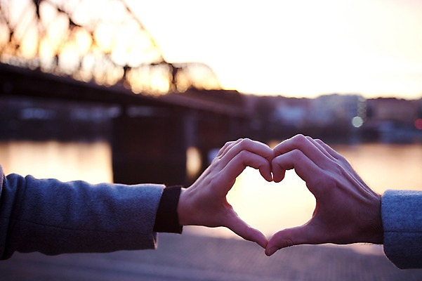 포토 JPG 주간 서양인 외국인 커플 여자 남자 데이트 사랑 사람 근접촬영 20대 성인 야외 두명 일상 신체부위 양손 체코 손하트 가교 성인만 국내포토 자연요소 건축물 손 감정 유럽 뷰포인트 관계 인종 손짓 청년 라이프 파일형식
