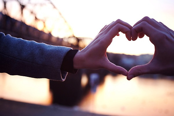 포토 JPG 주간 서양인 외국인 커플 여자 남자 데이트 사랑 사람 근접촬영 20대 성인 야외 두명 일상 신체부위 노을 양손 체코 손하트 성인만 국내포토 자연요소 손 감정 유럽 뷰포인트 관계 인종 손짓 청년 라이프 파일형식