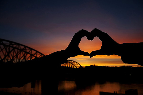 포토 JPG 서양인 외국인 커플 여자 남자 실루엣 겨울 데이트 사랑 사람 근접촬영 20대 성인 야외 두명 일상 신체부위 노을 양손 야간 체코 손하트 성인만 국내포토 자연요소 손 계절 감정 유럽 뷰포인트 관계 촬영기법 인종 손짓 청년 라이프 파일형식