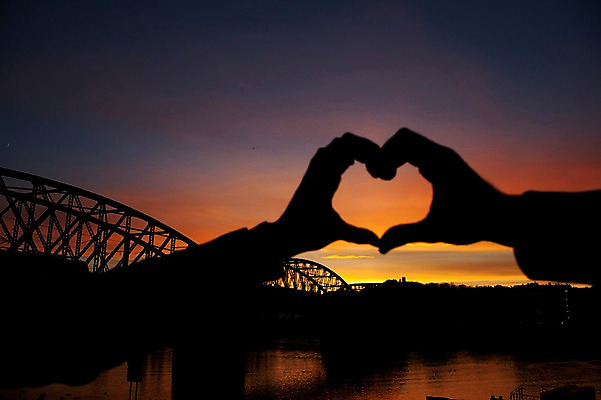 포토 JPG 서양인 외국인 커플 여자 남자 실루엣 데이트 사랑 사람 근접촬영 20대 성인 야외 두명 일상 신체부위 노을 양손 체코 손하트 가교 성인만 국내포토 자연요소 건축물 손 감정 유럽 뷰포인트 관계 촬영기법 인종 손짓 청년 라이프 파일형식