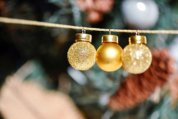 포토 JPG 스튜디오촬영 크리스마스장식 크리스마스 겨울 전구 크리스마스용품 실내 이벤트 사람없음 아웃포커스 인테리어 크리스마스트리 장식볼 금색 감성 노끈 꼬마전구 국내포토 디자인 계절 기념일 줄 컬러 컨셉 촬영기법 내부 장식 용품 파일형식