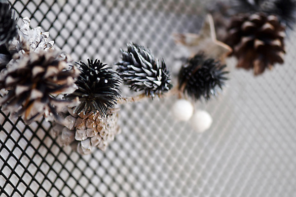 포토 JPG 스튜디오촬영 크리스마스 거실 크리스마스용품 실내 벽면 근접촬영 사람없음 장식 인테리어 솔방울 감성 크리스마스리스 국내포토 디자인 기념일 벽 뷰포인트 컨셉 내부 화환 용품 파일형식