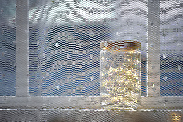 포토 JPG 스튜디오촬영 크리스마스 전구 창문 크리스마스용품 유리병 조명 실내 이벤트 사람없음 인테리어 램프 커튼 감성 LED 국내포토 디자인 기념일 컨셉 병_용기 내부 용품 파일형식