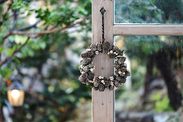 포토 JPG 스튜디오촬영 나무 크리스마스 겨울 창문 크리스마스용품 실내 사람없음 아웃포커스 장식 인테리어 감성 크리스마스리스 플랜테리어 국내포토 식물 디자인 계절 기념일 컨셉 촬영기법 내부 화환 용품 파일형식