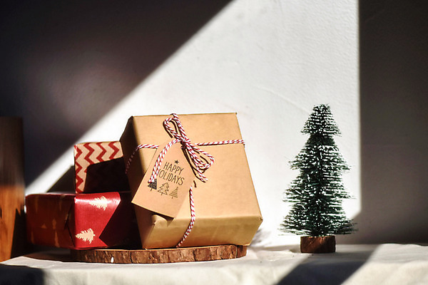 포토 JPG 스튜디오촬영 리본 크리스마스 겨울 크리스마스용품 실내 선물 사람없음 선물상자 빛 인테리어 상자 크리스마스트리 끈 감성 네임텍 국내포토 디자인 계절 기념일 컨셉 내부 용품 파일형식