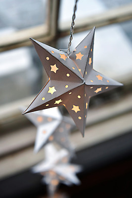 포토 JPG 스튜디오촬영 별 로우앵글 크리스마스 겨울 창문 크리스마스용품 조명 실내 사람없음 장식 인테리어 감성 무드등 국내포토 자연요소 디자인 계절 기념일 뷰포인트 컨셉 내부 용품 파일형식