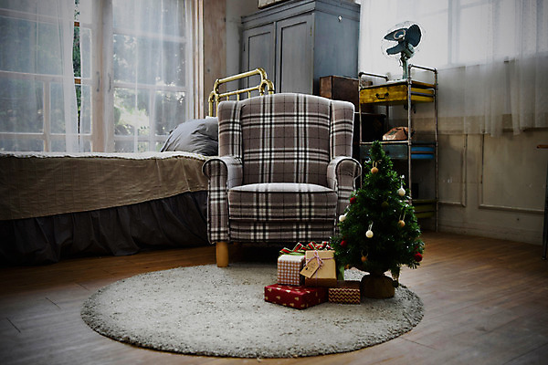 포토 JPG 스튜디오촬영 크리스마스 거실 크리스마스용품 실내 선물 사람없음 선물상자 인테리어 상자 소파 크리스마스트리 매트 감성 국내포토 디자인 기념일 컨셉 의자 내부 용품 파일형식