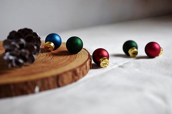 포토 JPG 스튜디오촬영 크리스마스 전구 크리스마스용품 실내 사람없음 인테리어 솔방울 감성 꼬마전구 나무쟁반 플랜테리어 국내포토 디자인 기념일 컨셉 쟁반 내부 목재 용품 파일형식