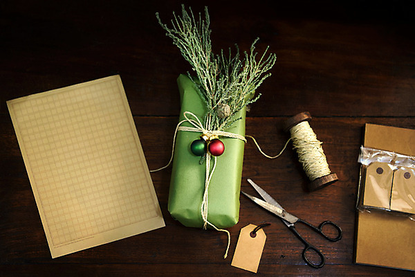 포토 JPG 스튜디오촬영 크리스마스 포장 전구 크리스마스용품 문구용품 가위 실내 선물 사람없음 선물상자 인테리어 상자 하이앵글 끈 감성 실타래 솔잎 네임텍 원고지 플랫레이 국내포토 디자인 기념일 뷰포인트 컨셉 잎 내부 플랫 오브젝트 용품 파일형식