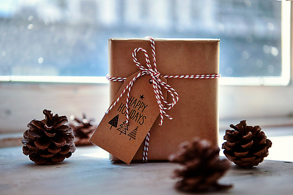 포토 JPG 스튜디오촬영 리본 크리스마스 겨울 포장 크리스마스용품 실내 사람없음 선물상자 인테리어 상자 끈 솔방울 감성 네임텍 국내포토 디자인 계절 기념일 컨셉 선물 내부 용품 파일형식