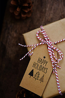 포토 JPG 스튜디오촬영 리본 크리스마스 겨울 포장 크리스마스용품 실내 근접촬영 사람없음 선물상자 인테리어 상자 끈 솔방울 감성 네임텍 국내포토 디자인 계절 기념일 뷰포인트 컨셉 선물 내부 용품 파일형식